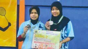 mtsn-gresik-raih-juara-bulutangkis-ganda-putra-dan-putri-1